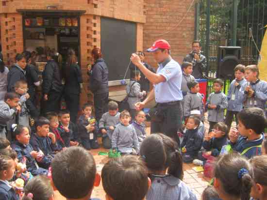 Enseñanza de Juegos Tradicionales en Instituciones Educativas - yoyo, trompo, balero (coca)